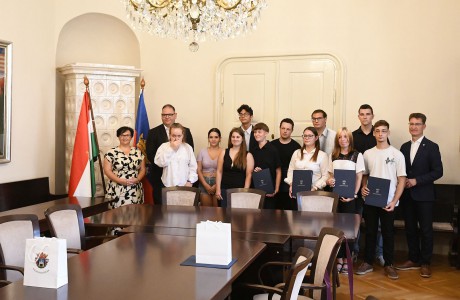 Új támogatási forma a gyermekvédelmi szakellátásban nevelkedő fiataloknak